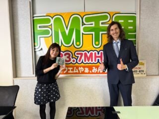 12月19日（金）📻FM千里 「 関口まい のOn My Radio」ラジオ出演させていただきました〜！

佐藤竹善さんの新曲「Christmas Family」✨ドクターキャピタルが作詞をさせていただくことになった経緯や、ドクターキャピタルの新曲「Sisty」のお話をさせていただきました！

明日は大阪心斎橋でドクターキャピタルのクリスマスコンサートです！

さらに来週12月26日（金）16:30〜17:00も連続でラジオ出演させていただきます！
ぜひ、お楽しみに〜✨

#drcapital 
#ドクターキャピタル 
#大阪 #千里 #seni 
#fm千里キャラクター #のこりん 
#ラジオ