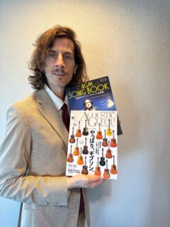 いよいよ明日はサウンドメッセ🎸
5/16 (土) 13:30〜
Rittor Musicステージにて、 ドクターキャピタルによるエレアコ試奏会✨
ぜひお会いしましょう！

📖発売中！「アコースティック・ギター・マガジン Vol.108」YouTube新動画更新！

ドクターキャピタル「アコギで音楽理論講座」
第21回　スウィングと３連符リズムのパワー (Triplets & Swing)
（P.164〜167）

記事では、細かい説明、五線譜、タブ譜を載せております。
YouTube動画では、簡単な説明、見本を演奏♫スウィングと３連符リズムのパワーについて、雑誌と連動動画を合わせてご覧ください！

The Acoustic Guitar Magazine Spring 2026 issue is out now, featuring my music theory column!
(Plus companion instructional video on the @acousticguitarmagazine YouTube channel)

@acousticguitarmagazine 
@rittormusic 
#drcapital 
#ドクターキャピタル 
#acousticguitar 
#acousticguitarmagazine 
#musictheory 
#音楽理論 
#アコギ