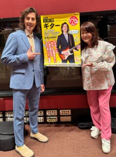 2026年7月1日（水）NHK Eテレ夜９：３０
「３か月でマスターするギター」

ツッコミが素晴らしい生徒役のはるな愛さんとご一緒できて嬉しすぎます✨ @aiharuna_official 

テキストは6月24日発売予定です！
全国の大きな書店で「３か月でマスターするギター」のポスターが掲示されます🙌
お楽しみに！！！

#nhk #eテレ
#3か月でマスターするギター
#drcapital
#ドクターキャピタル