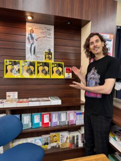 9/16 宮脇書店 本店へ訪問させていただきました📚
ご来店いただいたみなさま、お店のみなさまありがとうございました！香川のうどんもいただきました😆
サイン本を作りましたので、数量限定で発売中です！本日ご来場出来なかった方も、ぜひ、宮脇書店 本店へ🔥

#宮脇書店本店
#NHK出版
#nhketv
#3か月でマスターするギター 
#ドクターキャピタル 
#drcapital